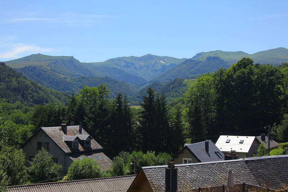 Casa-Baño con bañera-Vista a la Montana in Chambon-sur-Lac, Parque Natural Regional Volcans d'Auvergne