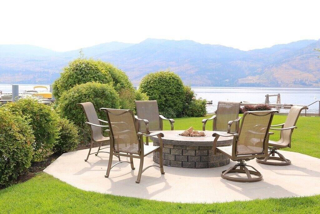 Ganze Wohnung, The Cove Lakeside, private grnd flr w/ large covered deck, lake, park, mtn view in West Kelowna, Crystal Mountain