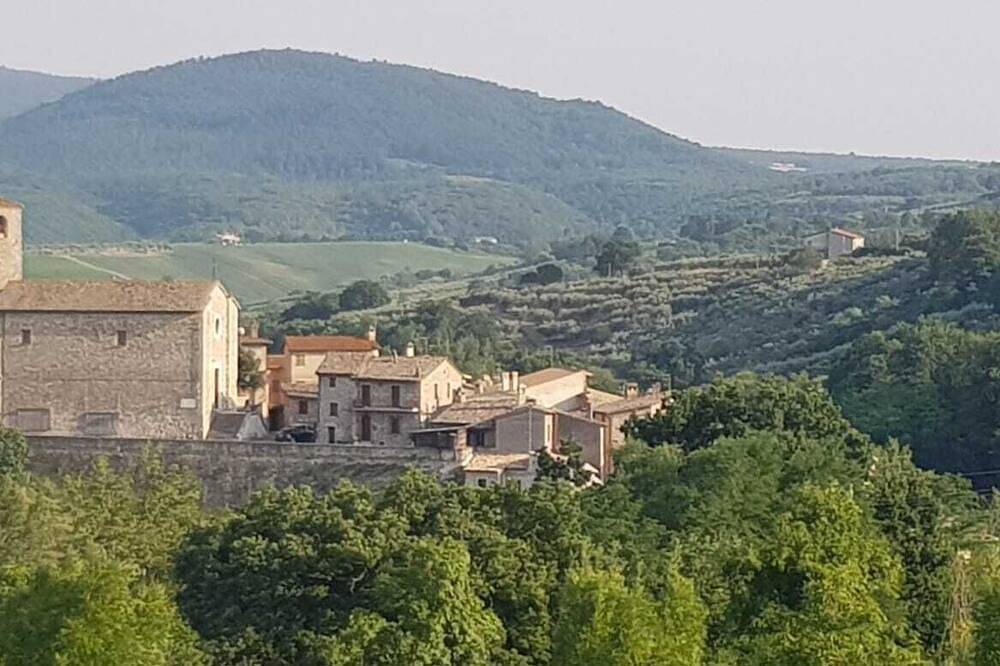 Village cottage in Gualdo Cattaneo, Provincia de Perugia