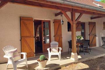 Gîte pour 4 personnes, avec jardin dans Tronchy