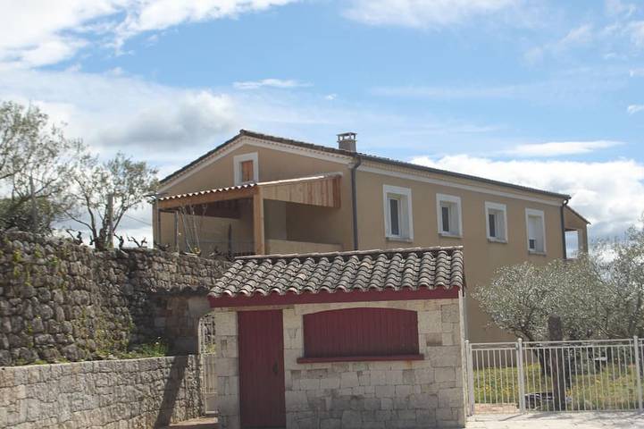 Gîte pour 4 personnes, avec piscine ainsi que terrasse et jardin, animaux acceptés
