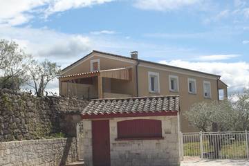 Gîte pour 4 personnes, avec jardin ainsi que terrasse et piscine, animaux acceptés à Rosières (Ardèche)