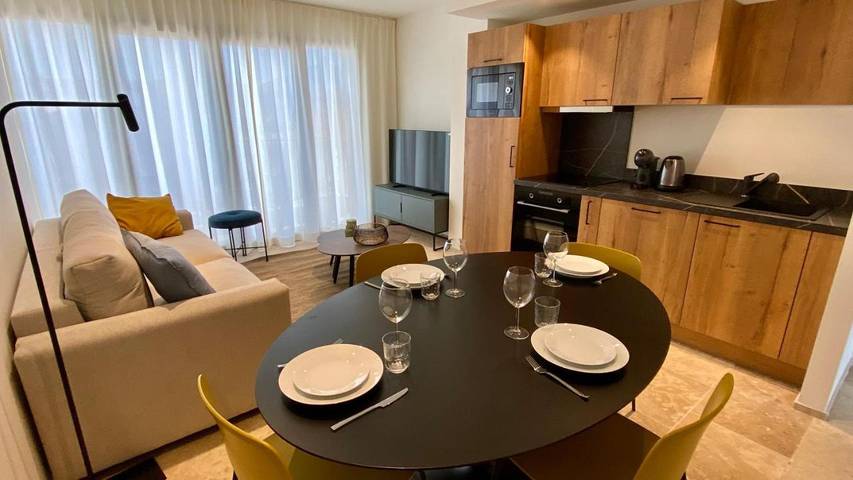 Appartement de vacances pour 3 personnes, avec jardin et bassin pour enfant ainsi que vue et piscine