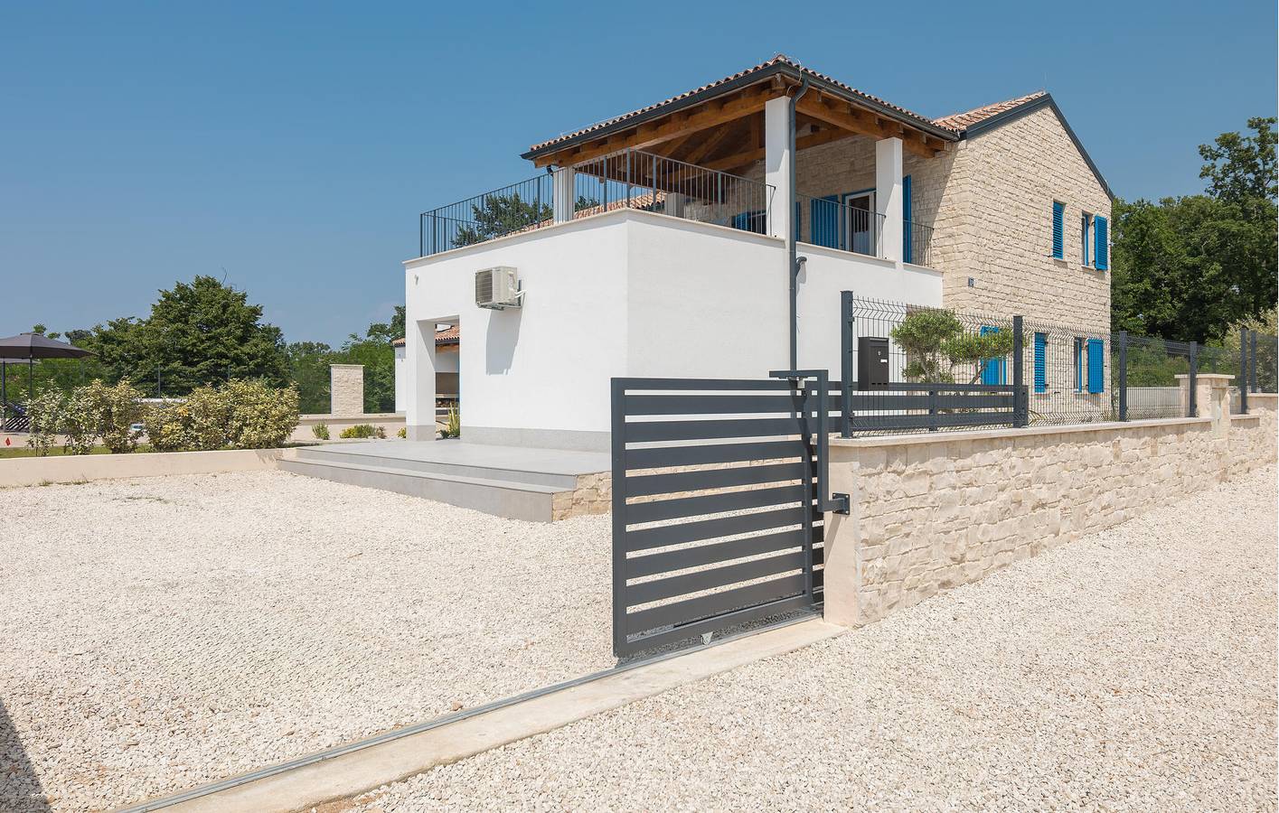 Geräumige 220 m² große Wohnung mit Terrasse, WLAN und Parkplatz im Zentrum von Anzici in Anzici, Zentralistrien