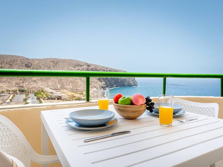 Holiday apartment for 3 people, with garden and pool as well as ocean view in Los Cristianos