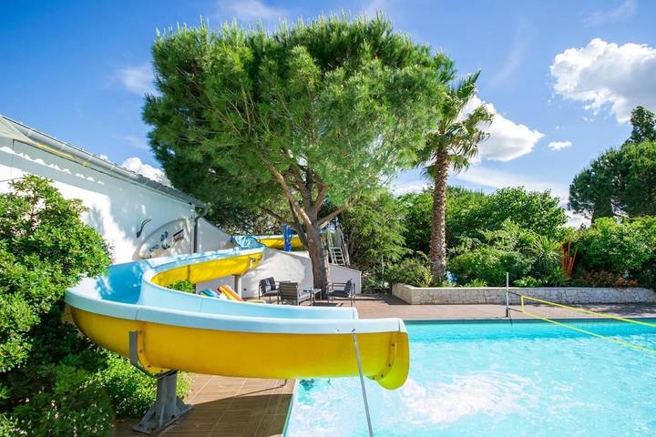 Location de vacances pour 12 personnes, avec vue et jardin ainsi que piscine et sauna à Pépieux - 4