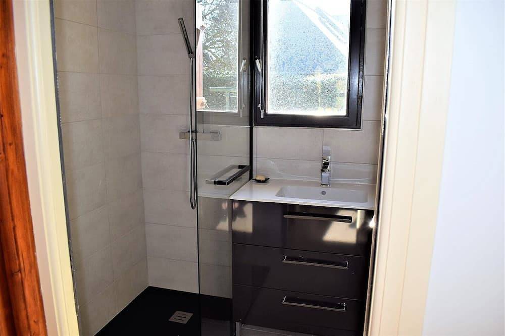 House 250m from the beautiful beach of Pors Gelen and the sailing school in Île-Grande, Pleumeur-Bodou