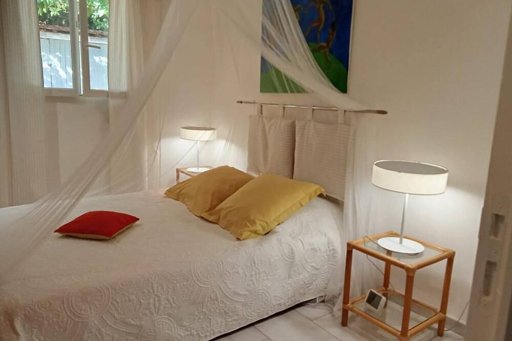 Sous Le Figuier, gîte with shared pool in Saint-Maximin-la-Sainte-Baume, Brignoles region