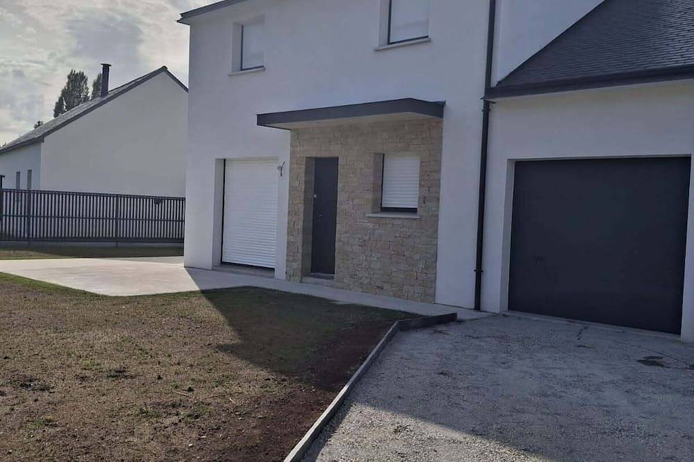 New house on the banks of the Ria d'Etel in Sainte-Hélène, Côte des Mégalithes