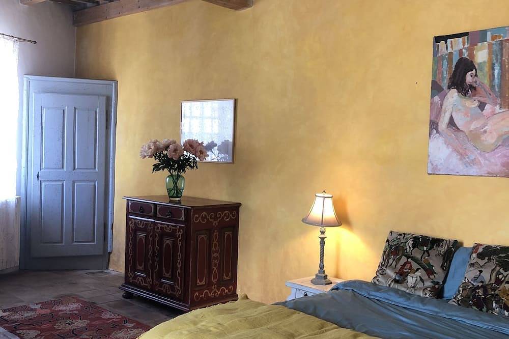 Ganze Wohnung, 3kms from Uzès in 17th century residence, lovely 3-room apartment with poetic garden in Montaren-et-Saint-Médiers, Nimes und Umgebung