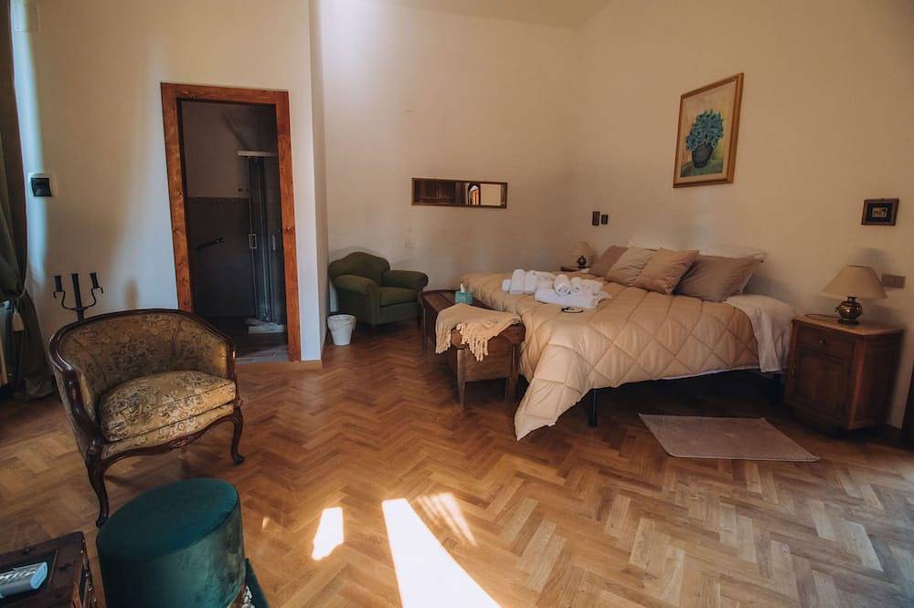 Historic Baron's Estate in Amazing Abruzzo! Family-friendly. Pet-friendly. in Torre de' Passeri, Gran Sasso
