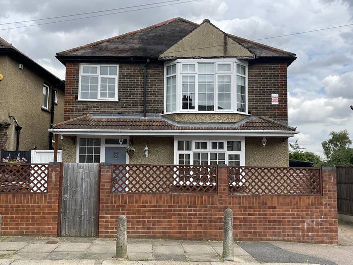 4 Bed  House Sleeps 8 - Enclosed Garden - Parking in Luton, Chiltern Hills