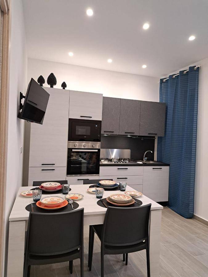 Appartamento per 4 persone, con panorama e balcone in Santo Stefano di Camastra
