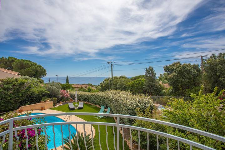 Location de vacances pour 8 personnes, avec balcon et jardin, adapté aux familles dans Plage Du Grand Boucharel Saint Aygulf - 3