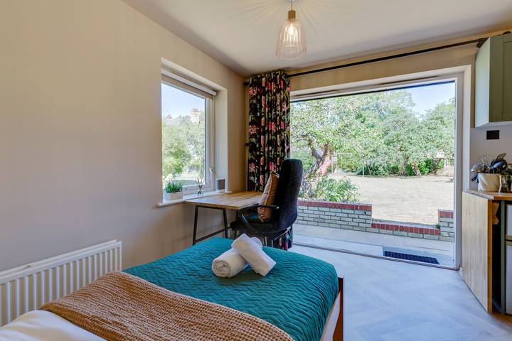 Entire apartment, Pass the Keys | Charming and Central Garden Studio Flat | Free Parking in Cambridge, Cambridgeshire