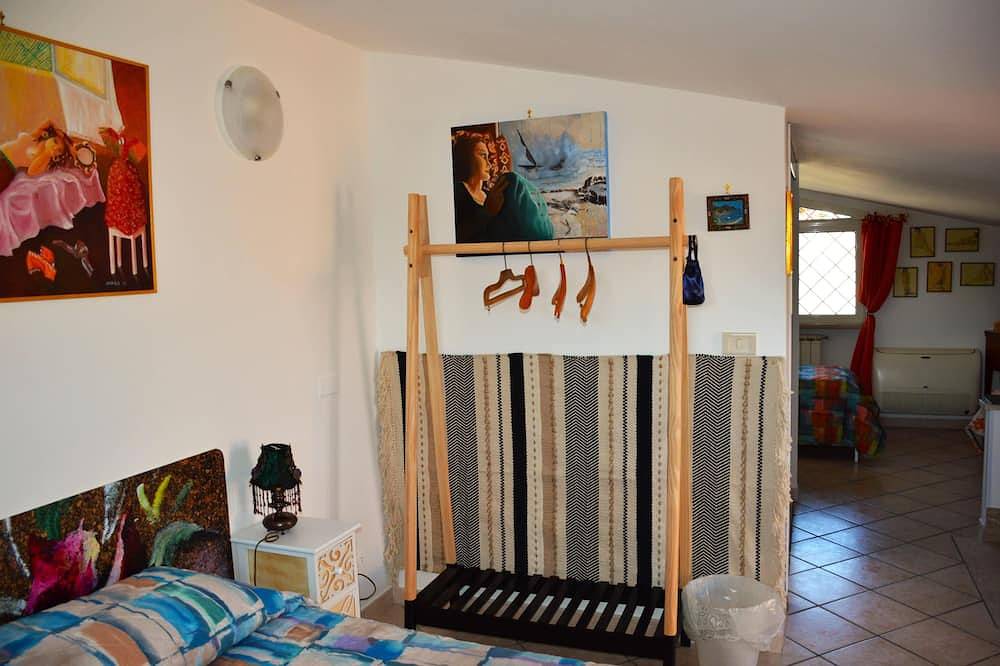 Tourist accommodation in villa with garden and private parking in Rome in Casal Morena, Rome