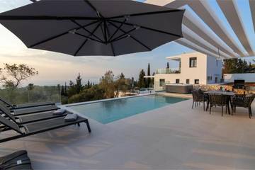Villa With Pool for 6 People in Greece, Photo 1