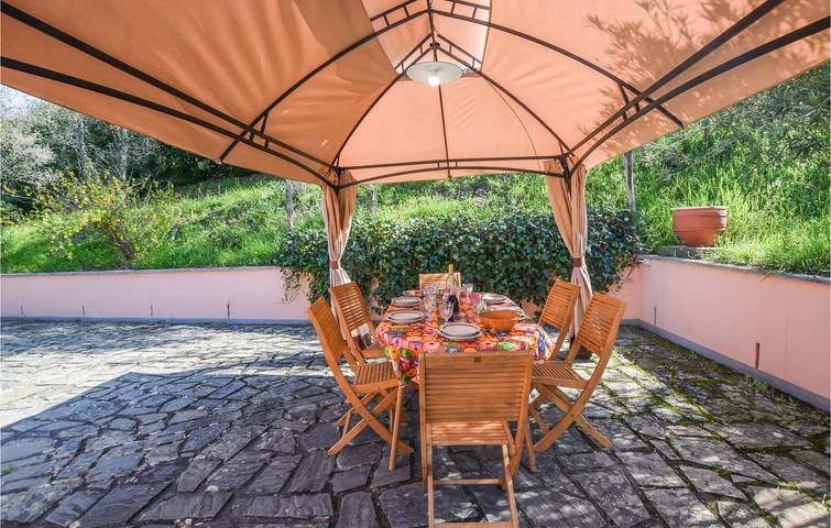 Oasi a bordo piscina a Fivizzano: AC, parcheggio e giardino in Fivizzano, Massa-Carrara