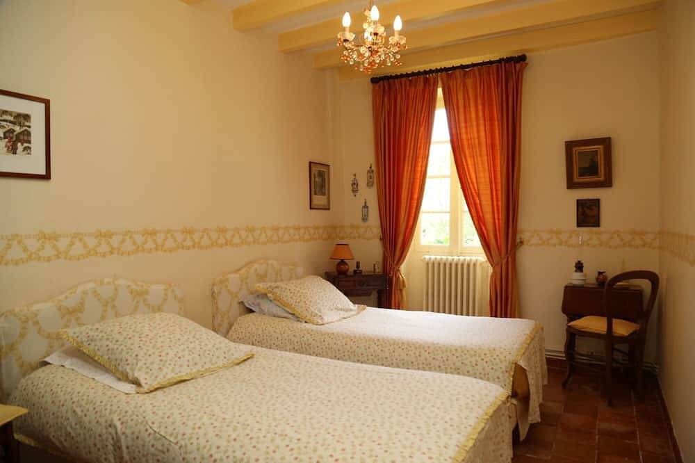 Old house, charm and calm assured. For eight people in Montpezat, Agen region
