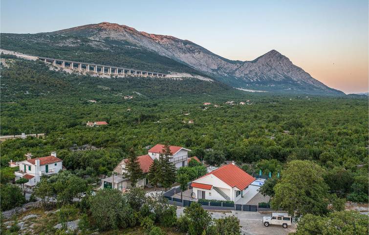 Geräumige 2-Zimmer-Wohnung mit Pool, Terrasse und WLAN in Rašćane, Makarska Riviera