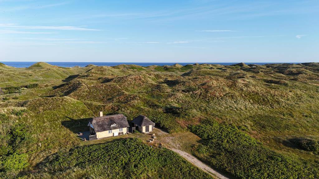 Schönes Ferienhaus mit Balkon auf großem Dünengrundstück ganz nahe am Nordseestrand - Extra Toilette im Annex in Tim, Holstebro und Umgebung