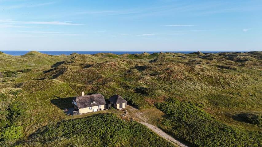 Schönes Ferienhaus mit Balkon auf großem Dünengrundstück ganz nahe am Nordseestrand - Extra Toilette im Annex in Tim, Holstebro und Umgebung