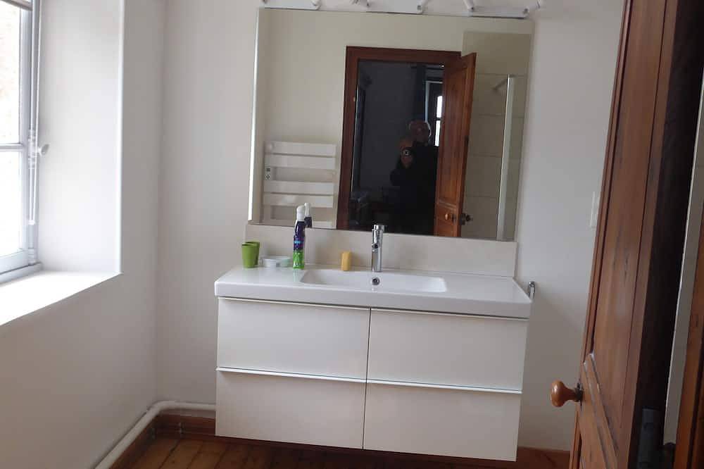 Maison de 7 Chambres Pour 15 Personnes in Perros-Guirec, Côte de Granit Rose