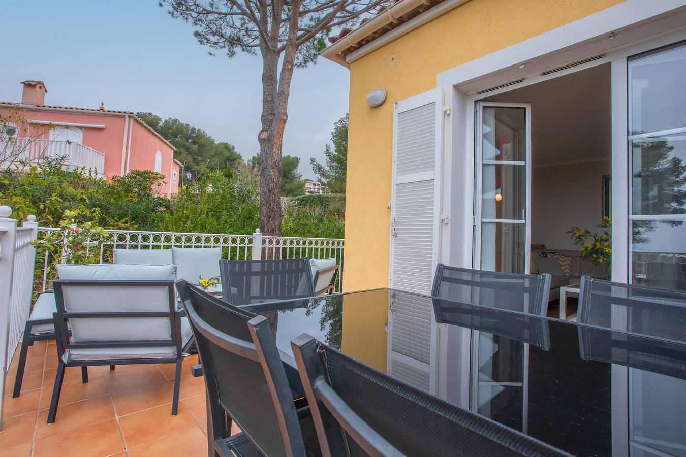 Appartement entier, Appartement 'Grande Terrasse Vue Mer' avec vue sur la mer, piscine partagée et Wi-Fi in Le Dramont, Saint-Raphaël