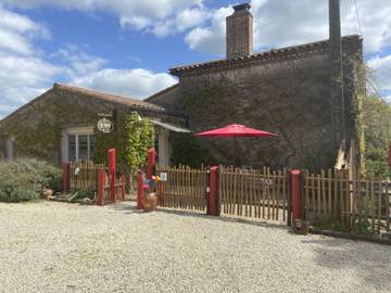 Gîte pour 6 personnes, avec terrasse et jardin, animaux acceptés à Saint-Michel-Mont-Mercure