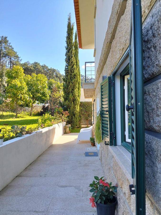 Gîte pour 4 personnes, avec vue et jardin dans Belinho