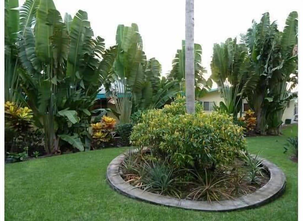 Guest house on gated acre estate, Sleeps up to 7; Great for Events, too in Kailua-Kona, North Kona