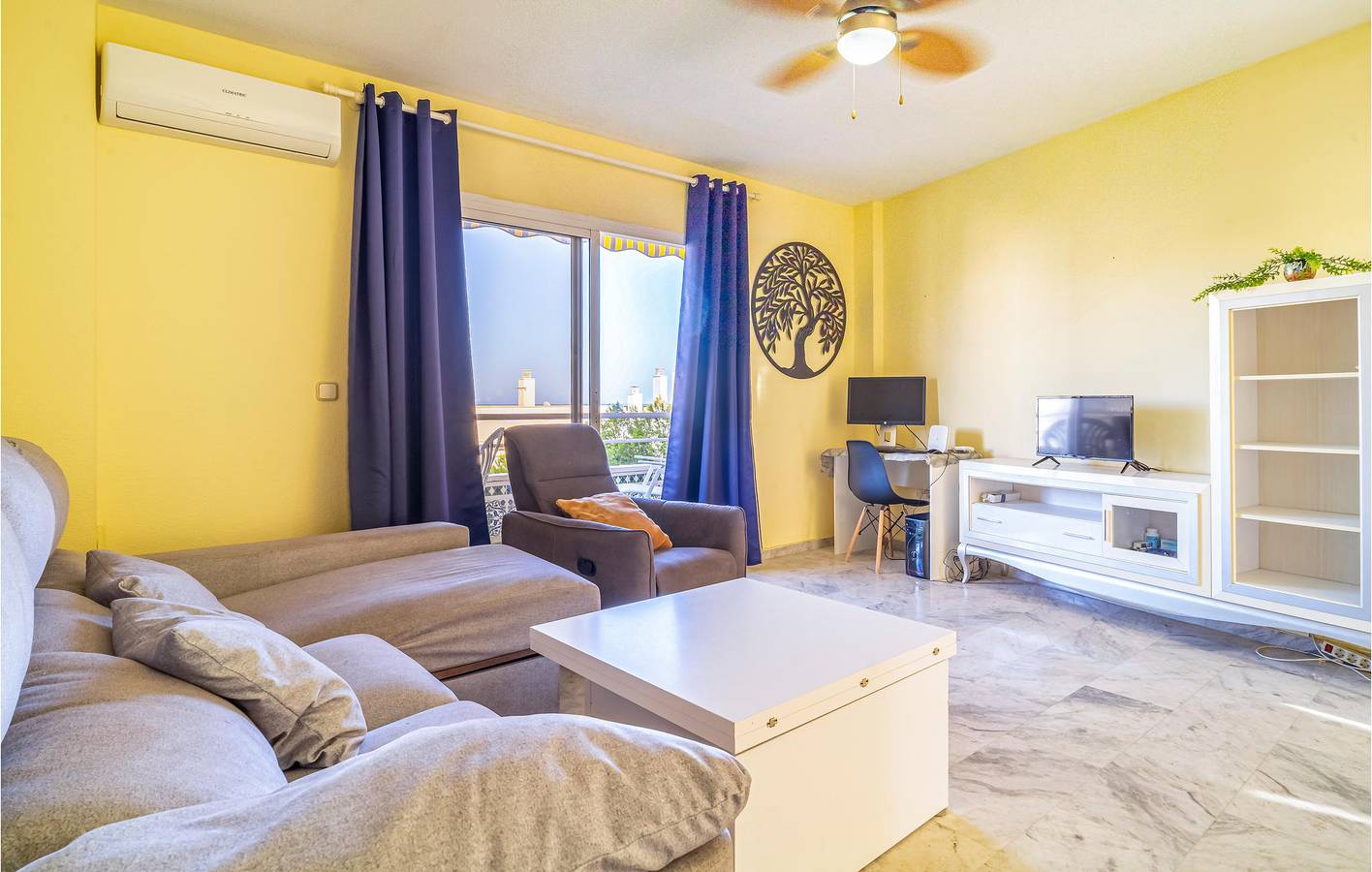 Entire holiday apartment, Sea View Apartment: Parking, AC, Terrace, Pool, WiFi (2.5km to Beach) in Montemar Torremolinos, Torremolinos