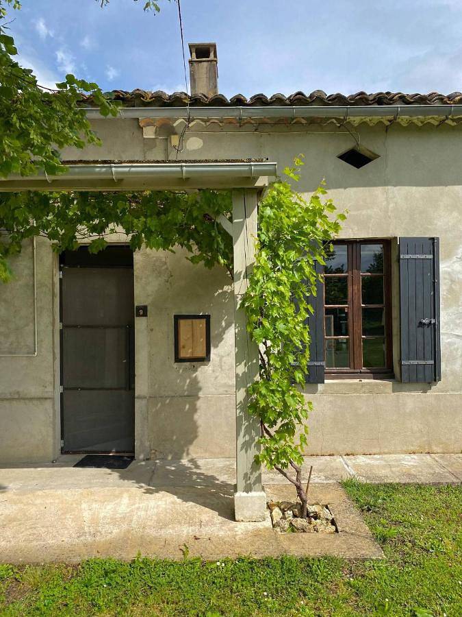 Location de vacances pour 4 personnes, avec terrasse ainsi que piscine et jardin à Neuvicq