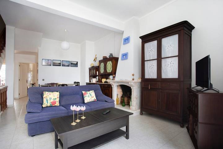 Apartamento inteiro, Apartamento 'Vista Baia' com vista para o mar, piscina partilhada e acesso Wi-Fi in Praia de São Martinho do Porto, São Martinho do Porto
