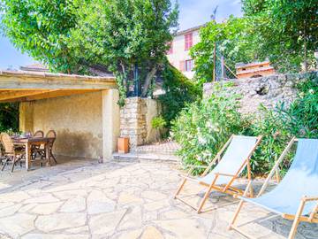 Gîte pour 6 personnes, avec terrasse et jardin à Tourtour