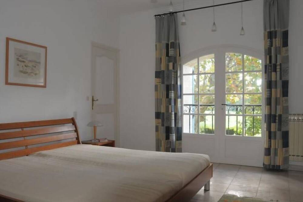 Bauernhaus mit Garten und Pool mit Bergblick in Sarrians, Vaucluse
