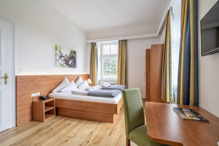 Hotel für 2 Personen, mit Seeblick und Pool sowie Balkon und Sauna - 1