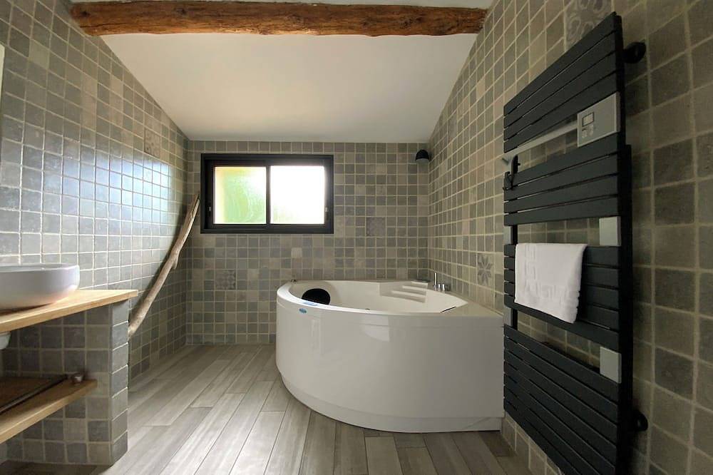 La Maison de la Place - Charming house with swimming pool & exposed stone in Mudaison, Côte d'Améthyste