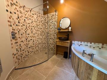 Vacation Rental for 12 Guests in Bulmer, Essex, Picture 3
