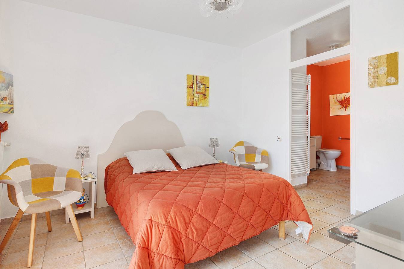 Chambre d’hôtes « Les Malvaux - Chambre Orange » avec piscine, terrasse partagées et Wi-Fi in Huriel, Région de Montluçon