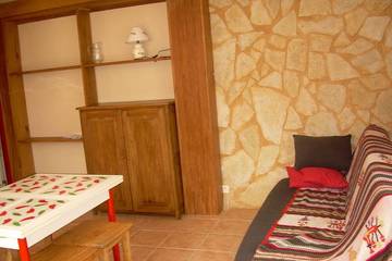Gîte pour 4 personnes, avec piscine à Puy-l'Évêque
