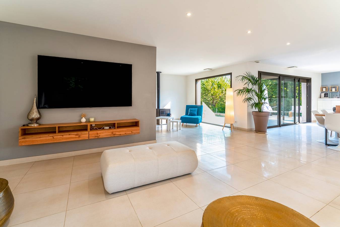 Apartamento entero, Villa 'Au Bord Du Gardon' con vistas a la montaña, Wi-Fi y aire acondicionado in Sainte-Anastasie, Region de Nimes