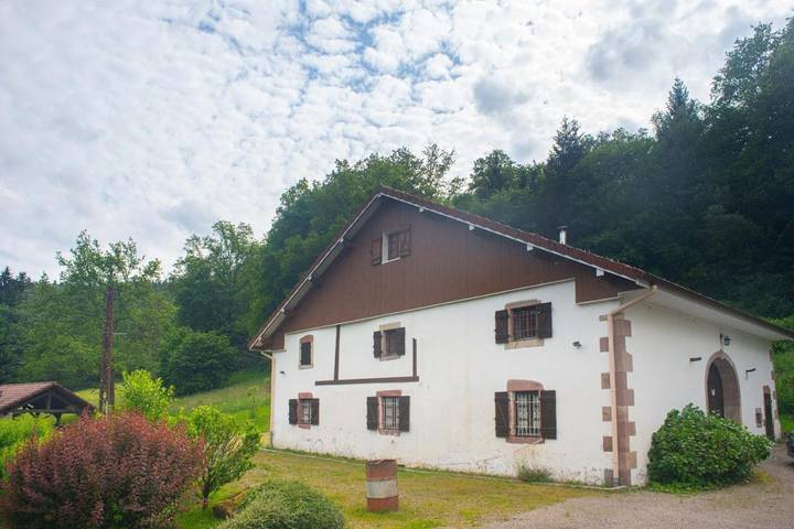 Location de vacances pour 12 personnes, avec Balcon et Terrasse ainsi que Jardin et Vue à Dommartin-lès-Remiremont