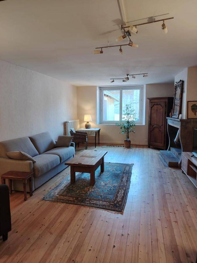 Location de vacances pour 7 personnes, avec terrasse à Arbois (homonymie)