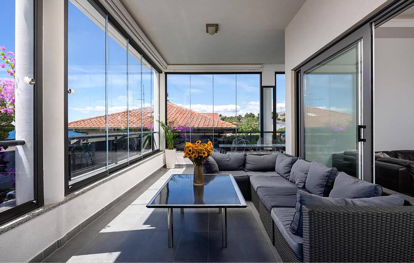 Escapade en bord de mer : appartement moderne avec piscine et garage, à 400 m de la plage in Grljevac (Podstrana), Podstrana