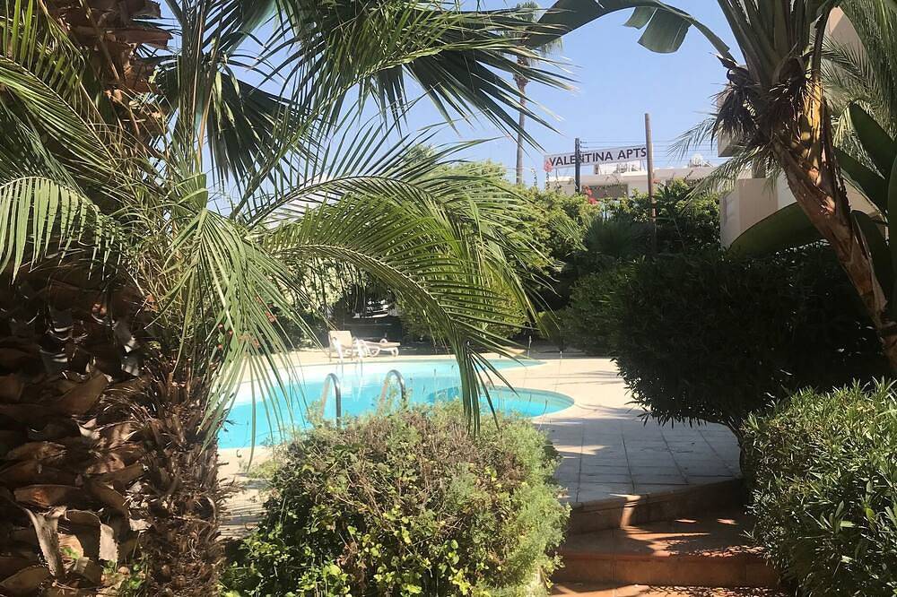 Entire apartment, Luxury apartment, Uk Tv and free Wifi. Near beach and restaurants, pool view in Paphos, South Cyprus