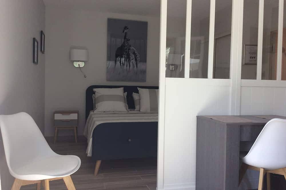 Entire apartment, Air-conditioned studio with charming little garden in Villeneuve les Avignon in Villeneuve-lès-Avignon, Nimes region