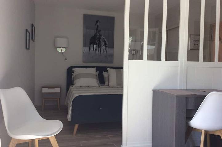 Ganze Wohnung, Klimatisiertes Studio mit charmantem kleinen Garten in Villeneuve les Avignon in Villeneuve-lès-Avignon, Nimes und Umgebung