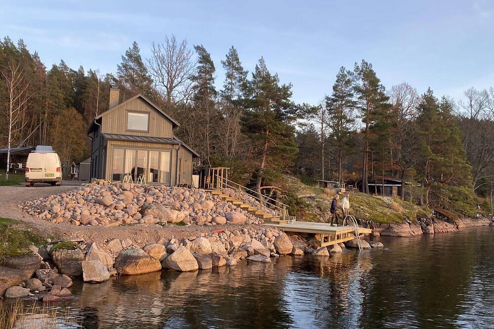 Fantastic location next to Lake Sommen in Sommen