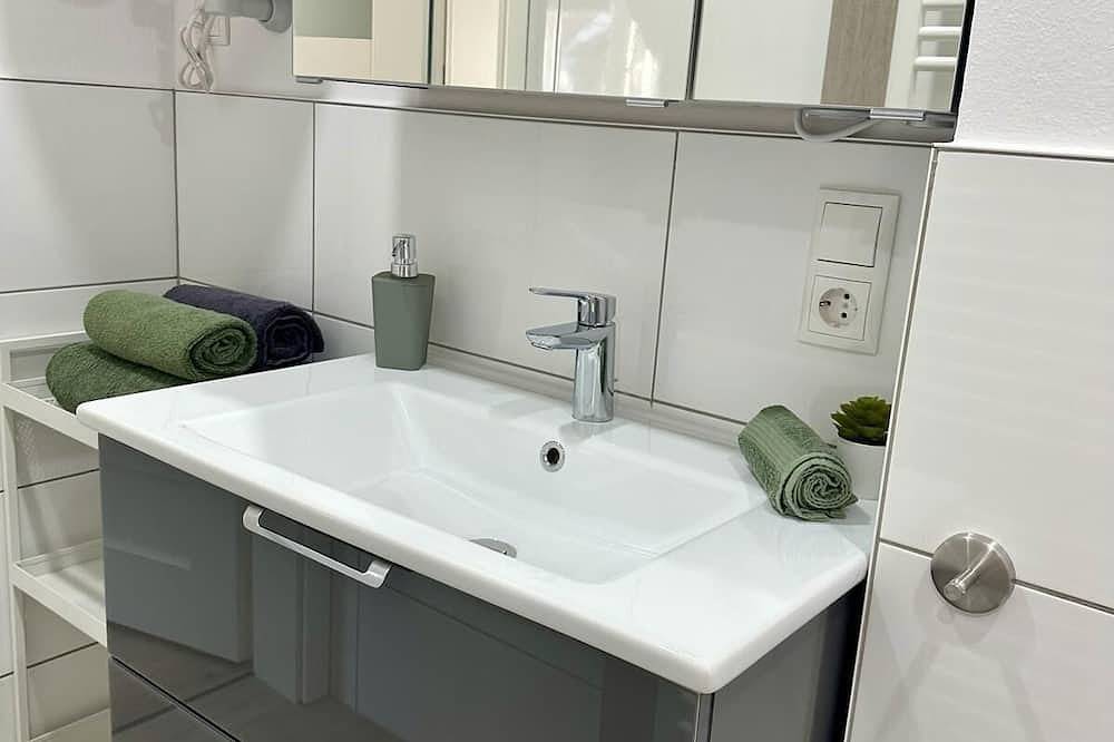 Ganze Wohnung, Ferienwohnung 2 mit zwei Einzelbetten und Schlafcouch in Bad Königshofen i.Grabfeld, Rhön-Bayern